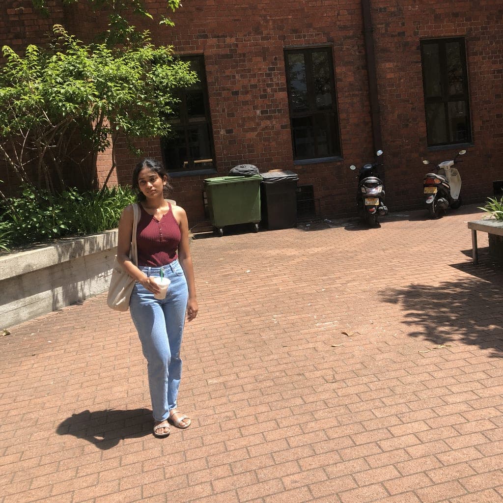 Illustrative snapshot with a wide composition and bright midday light